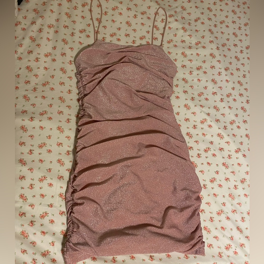 cute sparkly pink fitted dress! the prettiest hoco dress :) size small + fitted